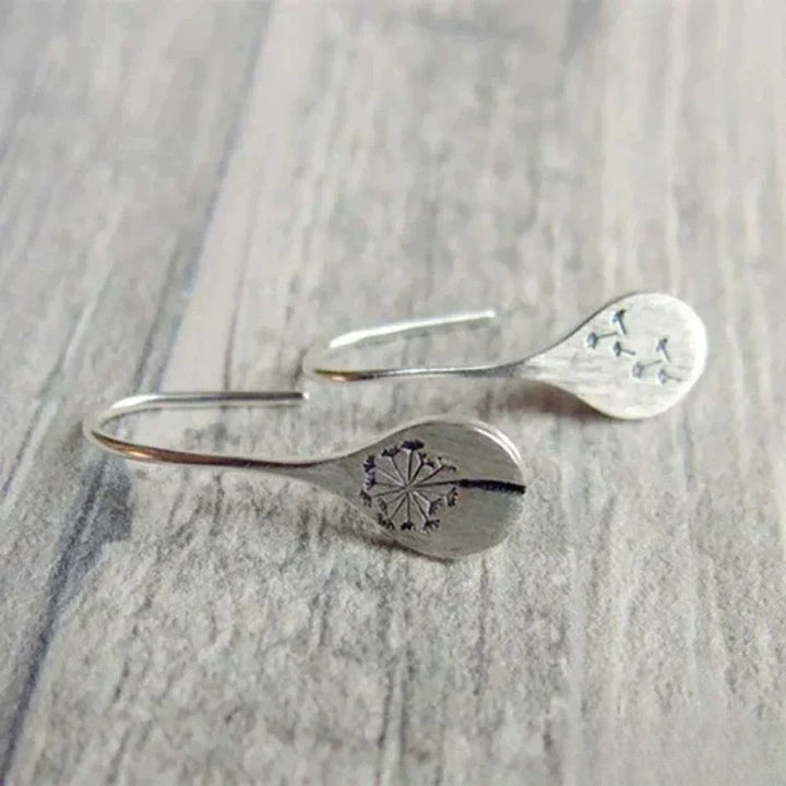 Κομψά ασημένια σκουλαρίκια σε σχέδιο φύλλου ταραξάκου